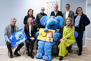 Gruppe der Vorstandsmitgliedern mit Maskottchen blauerElefant