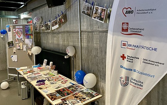 Infostand mit Flyern und Werbematerial des Paritätischen