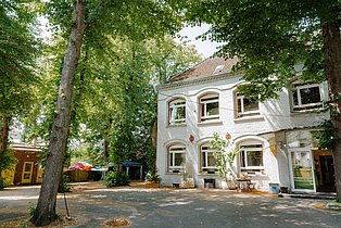 weiße Villa Gebäude der Kita Zentrum Kind e.V.
