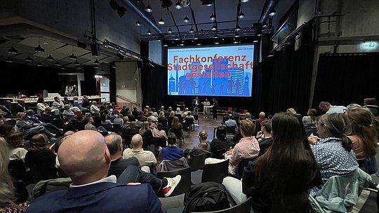 Blick auf die Zuschauer und die Bühne der Fachkonferenz